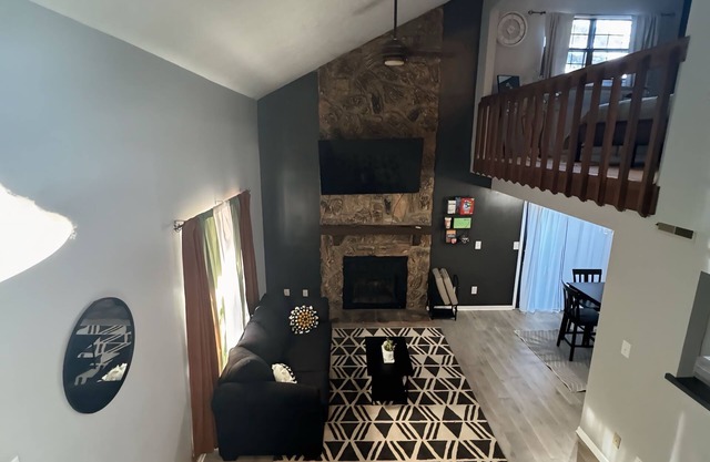 Cozy 2-bedroom condo with fireplace, WiFi, AC in charming Fairborn