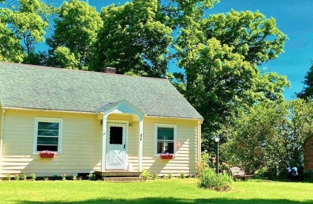 Cozy 2 bedroom cottage located on Poultney River