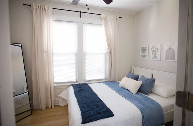 Cozy 2 Bedroom Home Near Downtown & Wrigley Field