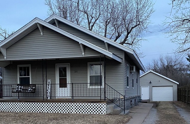 Cozy 2 bedroom home with your own parking. Can sleep 9