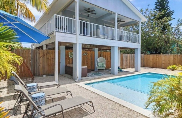 Cozy 2-bedroom house in charming Big Pine Key with canal view and relaxing pool