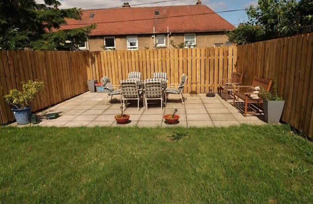 Cozy 2-bedroom house in quaint Edinburgh with WiFi
