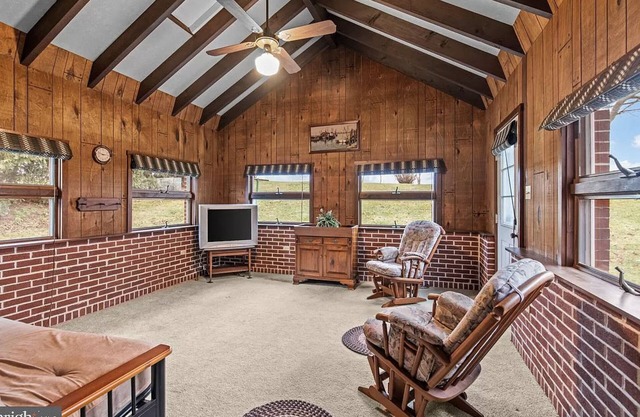 Cozy 2-bedroom house outside Reading with WiFi, three-season room.