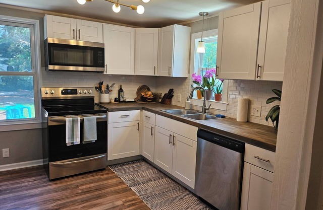 Cozy 2-bedroom neighborhood oasis cottage