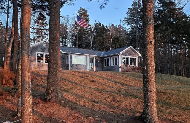 Cozy 2-Bedroom Oceanfront Home