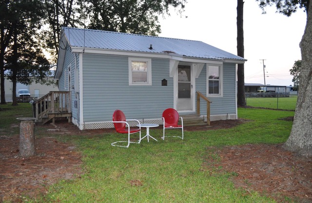 Cozy 2 bedroom offering privacy and convenience located in the HUB of Scott, LA
