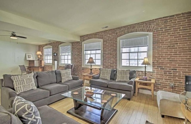 Cozy 2-bedroom PH apartment in charming Baltimore Inner Harbor , free parking