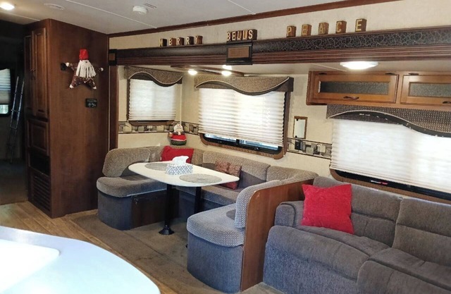 Cozy 2-bedroom RV in amazing Crystal River with AC, microwave on a large plot