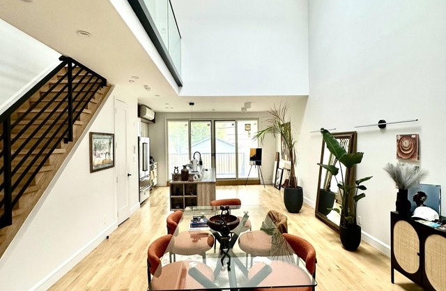 Cozy 2-bedroom Townhome in charming Brooklyn with AC, WiFi