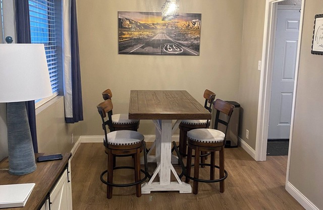 Cozy 2 bedroom unit close to Route 66, Joplin, and Downstream Casino