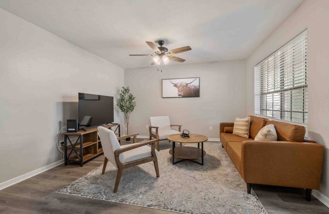 Cozy 2-bedroom apartment with WiFi, AC in central College Station