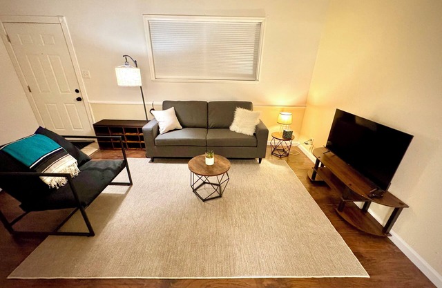Cozy 2-bedroom apartment in Eastside Colorado Springs with WiFi, AC