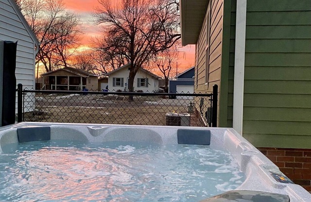 Cozy, 2-bedroom vacation home- 1 mile to DT: Hot Tub, 86" TV, Golf & Fenced Yard