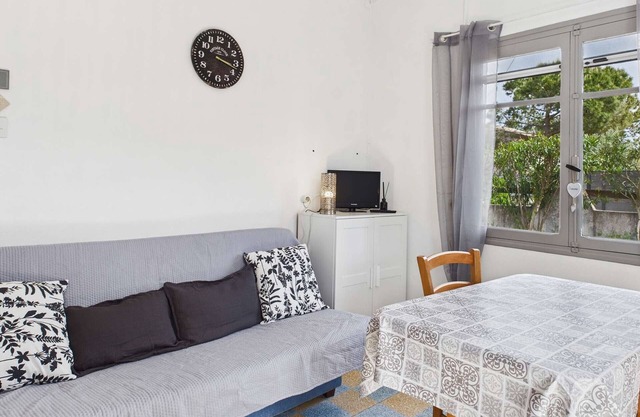 Cozy 2-Room Apartment with Large Terrace for 5, Pet-Friendly, Parking Included