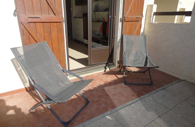 Cozy 2-Room Apartment, 300m from Beach with Terraces & A/C, Sleeps 4