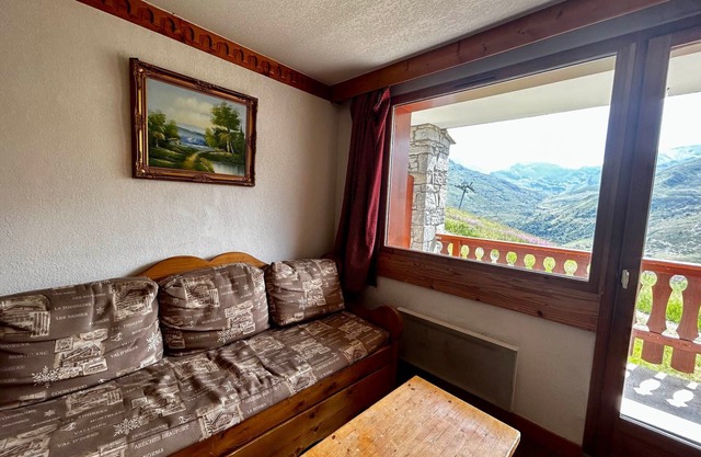 Cozy 2-Room Apartment, Sleeps 6, Ski-in/Ski-out, Balcony, Pet-Friendly