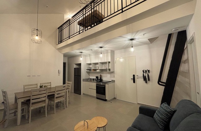 Cozy 2b 2b loft with balcony & working space