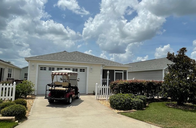 Cozy 2BR, 2BA Home in The Villages with Golf Cart & Screened Porch
