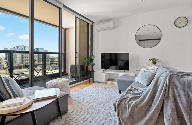 Cozy 2BR | amazing views + pool & gym (accommodates 6 people)