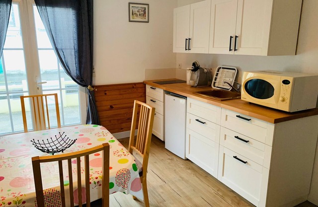 Cozy 2BR Apartment, 200m from Beach, Garden & Garage Included