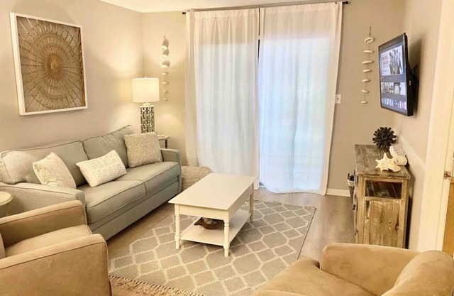 Cozy 2BR, FREE Bikes & Parking, Short Beach Walk