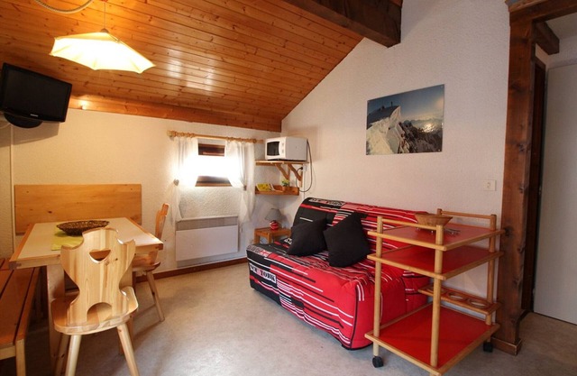 Cozy 2BR + Mezzanine for 6, Ski-In/Ski-Out, Balcony, Near Village Center