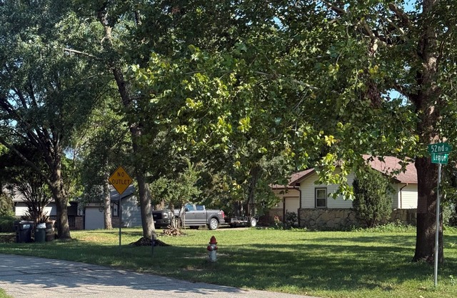 Cozy 2BR Main Floor Suite w/Private Entrance and Huge Backyard Access