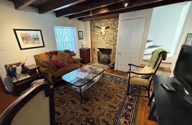 Cozy 2BR trinity home in Manayunk near Main street & TRAIN with central AC