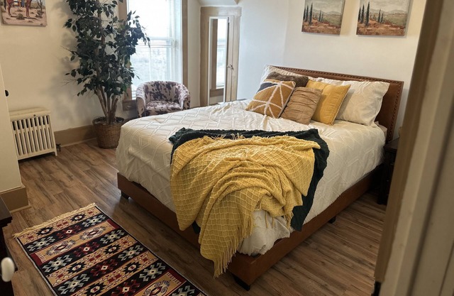 Cozy 2nd floor brick apartment. Walking distance -Charles Park, pond & dog park