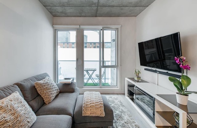 Cozy 3 1/2 unit with unbeatable location right in the Quartier des Spectacles.