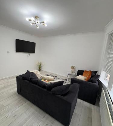 Cozy 3 Bed Home, Free Parking 8 min to City Centre