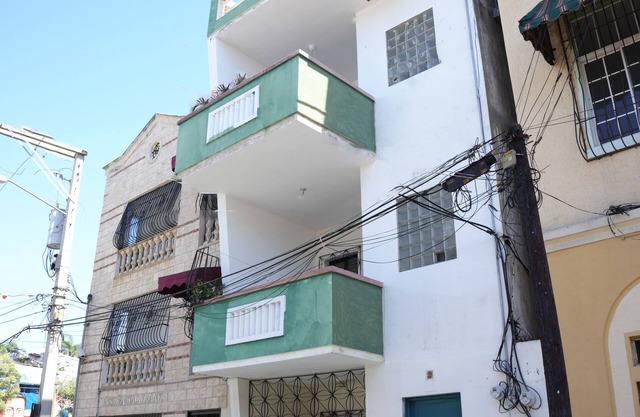 Cozy 3-bedroom apartment near adorable Colonial City with AC, FAST WiFi