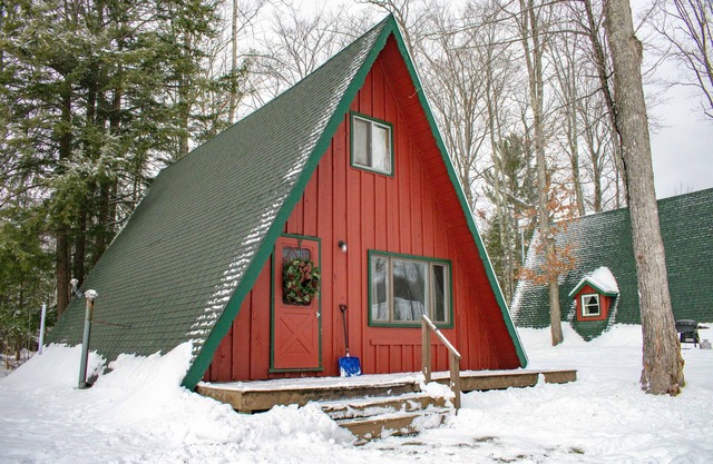 Cozy 3-bedroom cabin near beautiful Harbor Springs