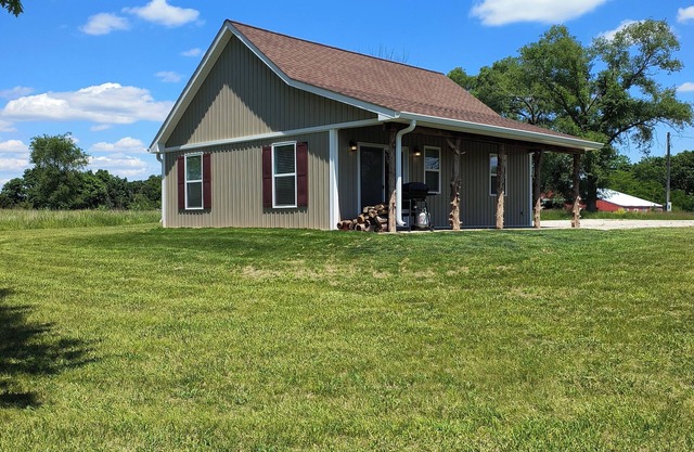 Cozy 3 bedroom cabin, country setting, North East Missouri