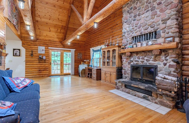 Cozy 3-bedroom cabin with WiFi and AC in tranquil Greenwood