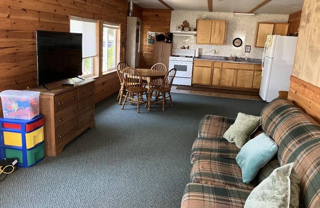 Cozy 3-bedroom cabin in peaceful Manistique on Indian Lake with wifi and cable