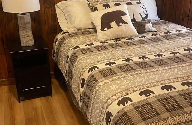 Cozy 3-bedroom cabin in welcoming Moose Pass, Alaska.