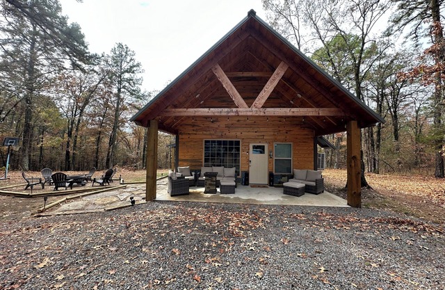 Cozy 3-bedroom cabin on Petit Jean Mountain with AC, WiFi
