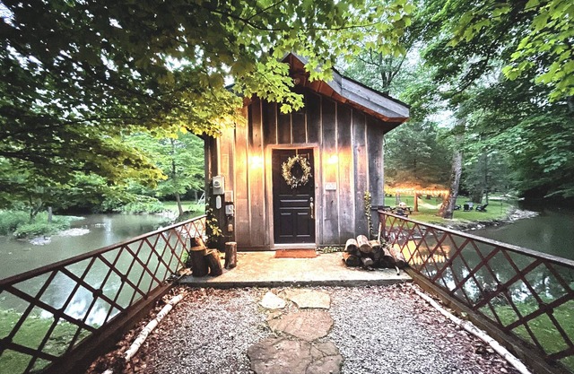 Cozy 3-bedroom cabin in lovely New Albany with WiFi, AC