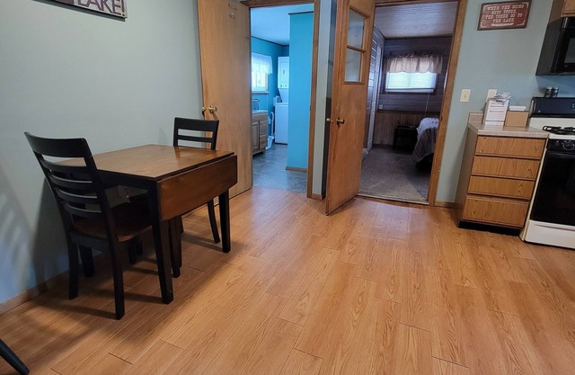 Cozy 3 Bedroom Cottage- Breathtaking Lake Views
