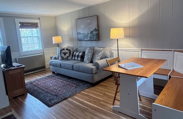Cozy 3 bedroom Cottage on Farm with great outdoor space 10 min to Bellows Falls
