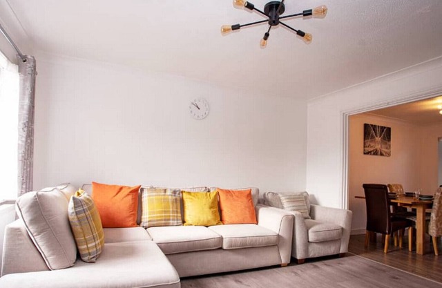 Cozy 3-Bedroom Home in Luton