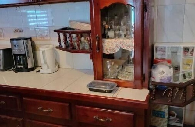 Cozy 3 bedroom house with Jacuzzi for your pleasure and relaxation.