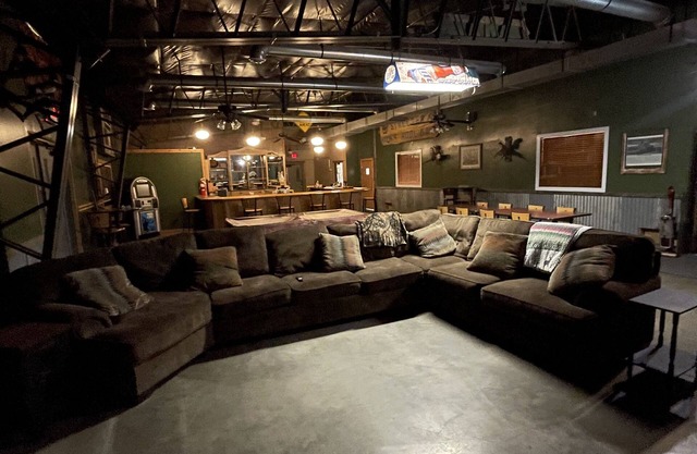 Cozy 3-bedroom lodge in quaint Streeter with WiFi, AC. Excellent for big groups!