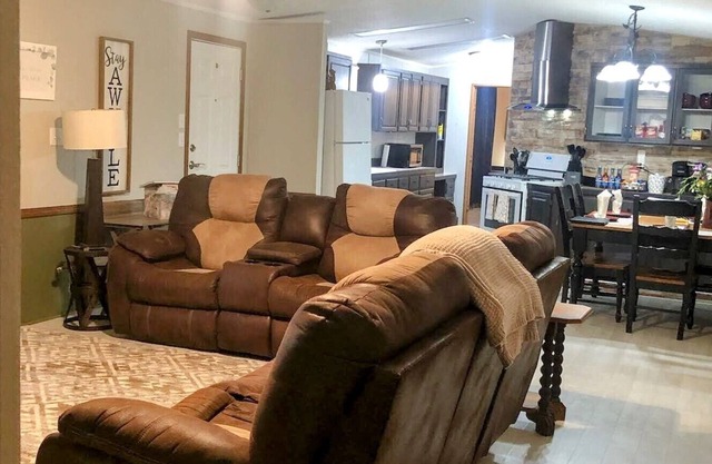Cozy 3 Bedroom Quick Stop Home | Near i80