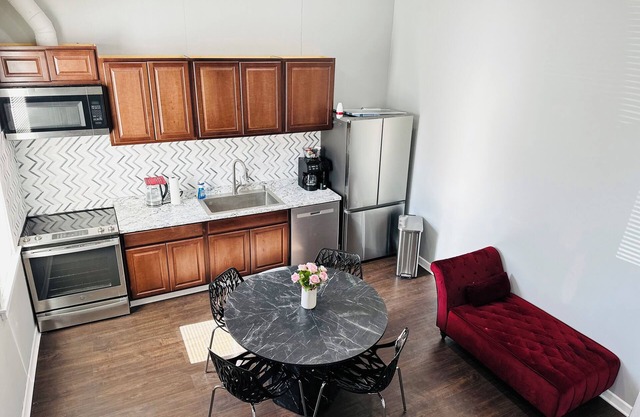 Cozy 3-bedroom townhome in welcoming Glenwood with WiFi, AC and Park 2 min drive