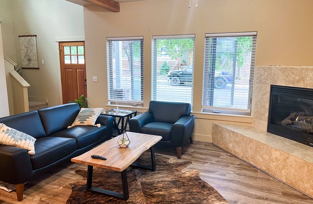 Cozy 3-bedroom w/fireplace & office near Old Milln