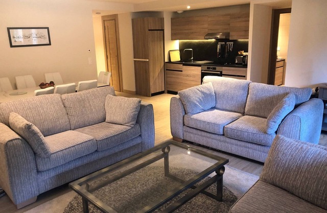Cozy 3-room apt, ski-in/out, pool & spa, 8-10 ppl.
