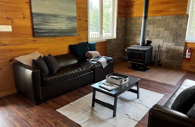 Cozy 3BR cottage on 100acres with hiking trails, firepit, woodstove & sauna
