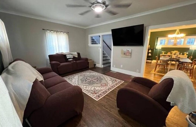 Cozy 3BR farmhouse retreat with fenced back yard